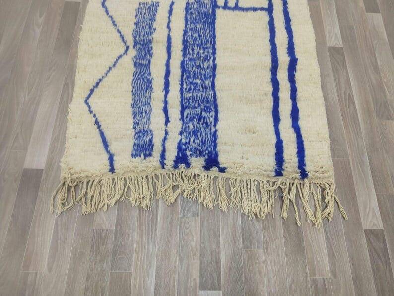 Authentic traditional Azilal Moroccan rug from the Atlas, size 150/250 cm.