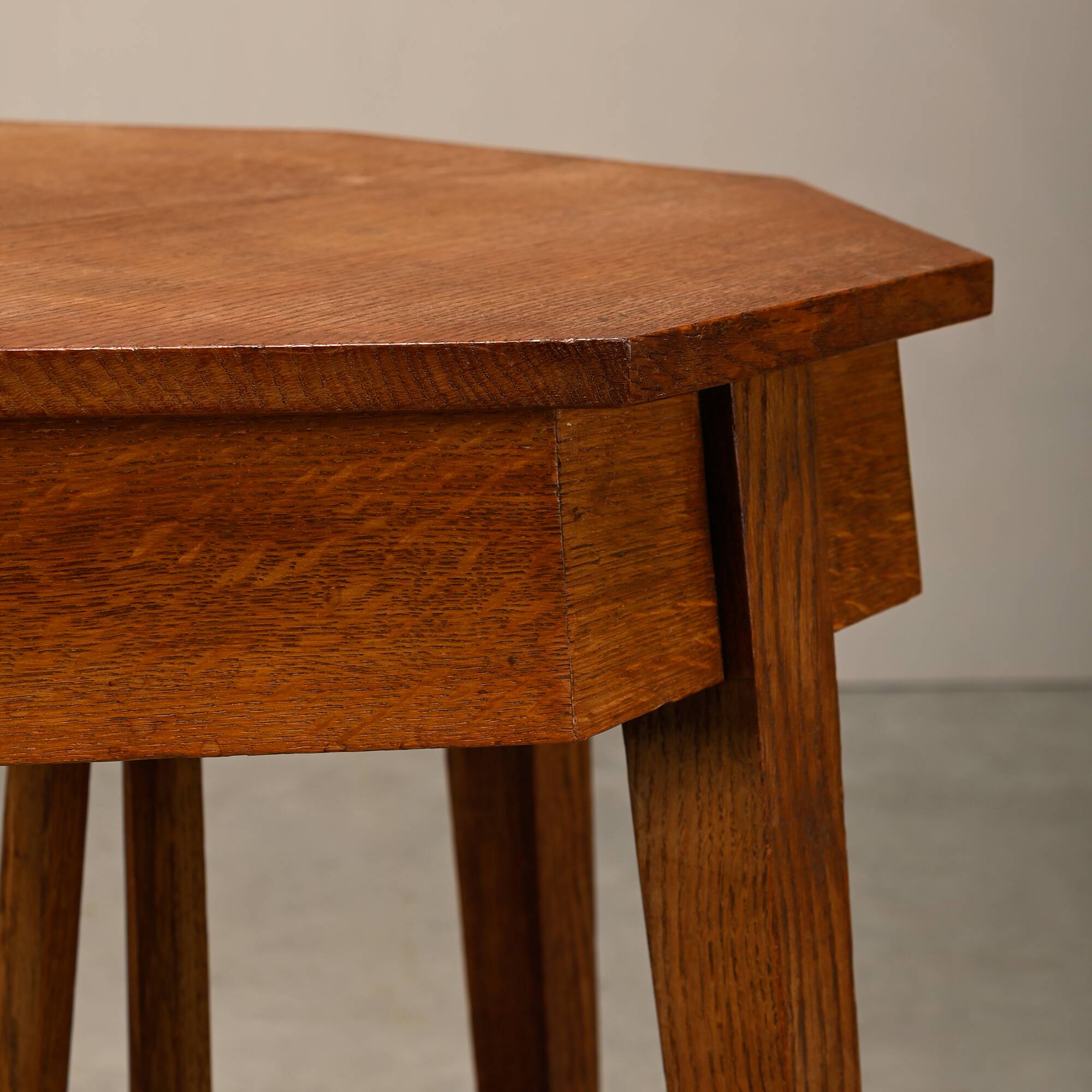 Table d'appoint octogonale en chêne de l'École de La Haye Art Déco architecturale