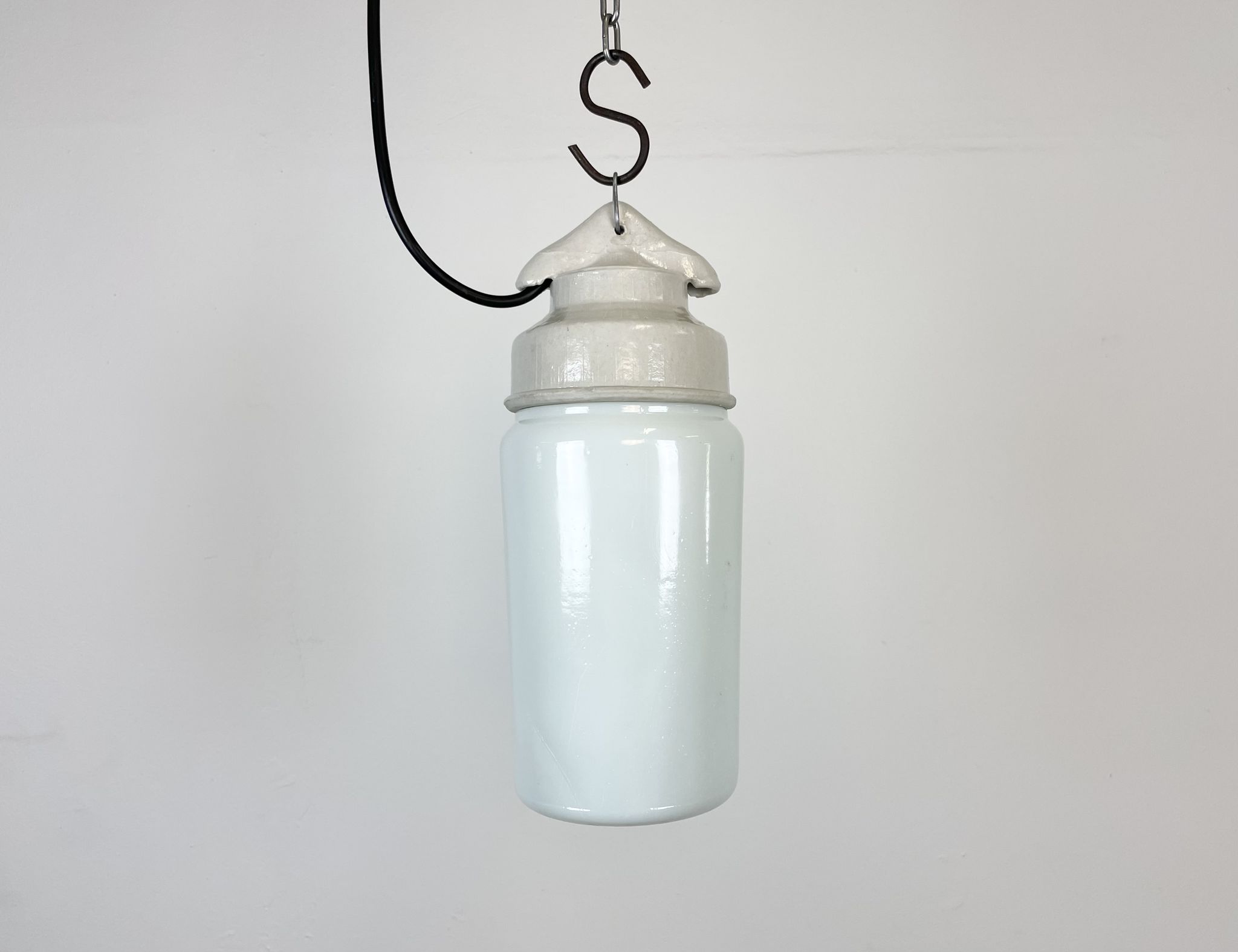 Suspension en porcelaine blanche industrielle avec verre opale, années 1970