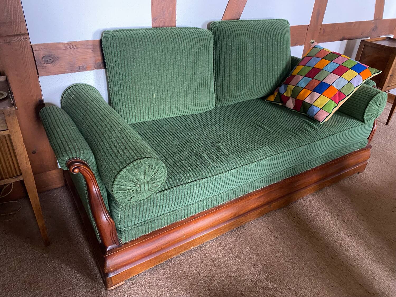 Resting bed in mahogany with epic green velvet fabric from the 19th century.