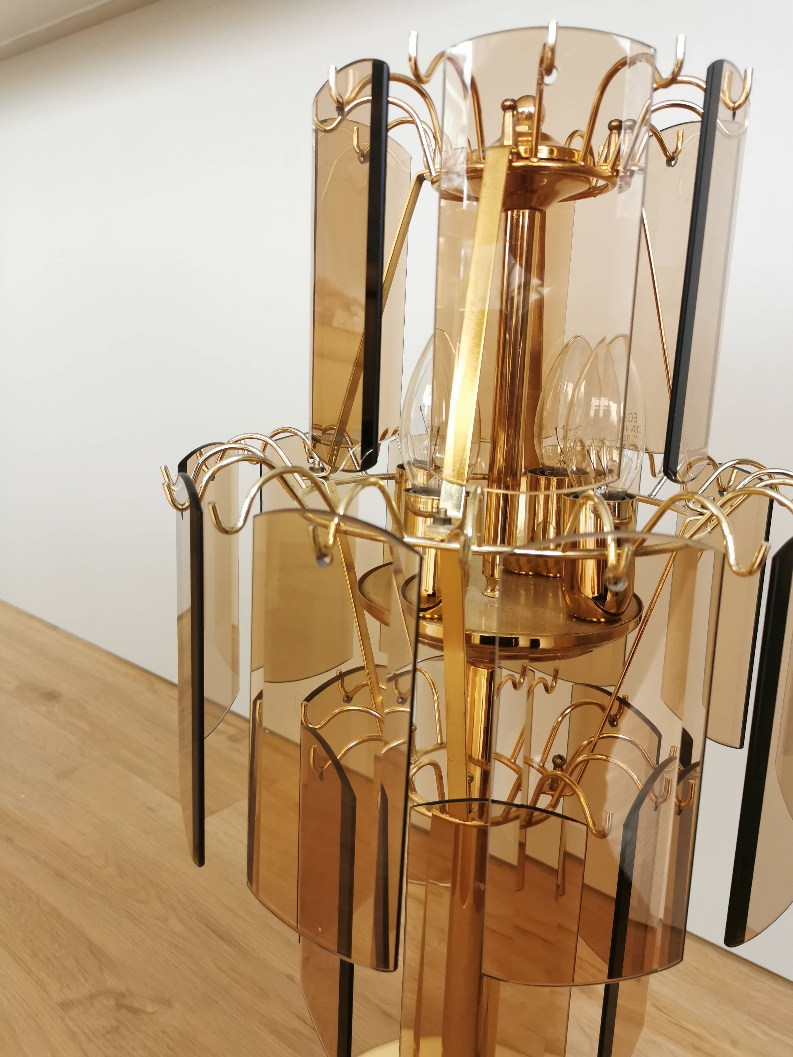 Lampe de bureau vintage en verre fumé : EGLO Leuchten, table dorée autrichienne des années 1980