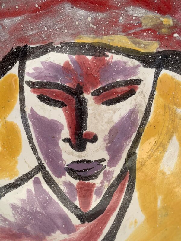 Assiette peinte à la main décorée d'un visage coloré 1960
