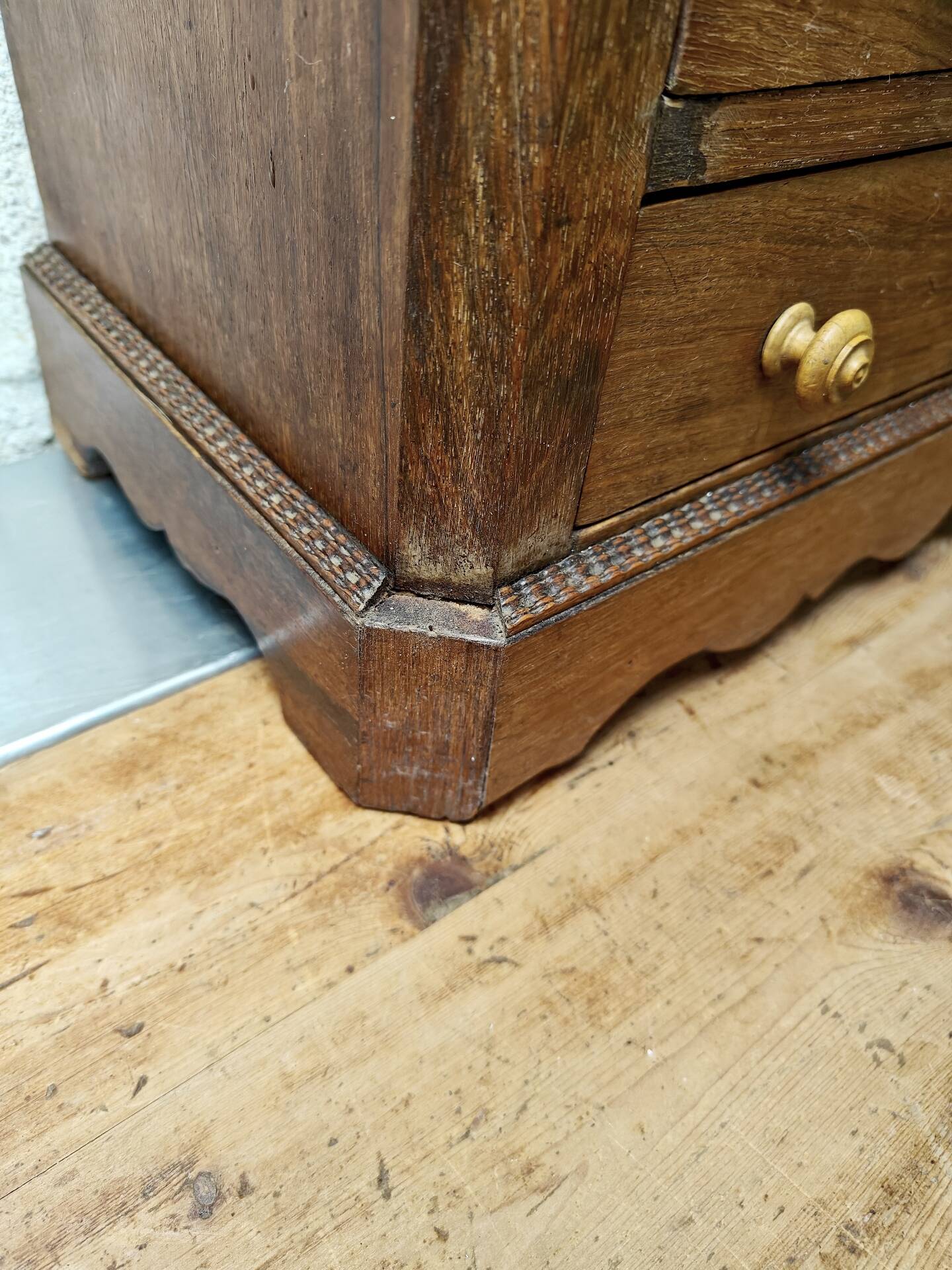 Small miniature table chest in oak and marble.