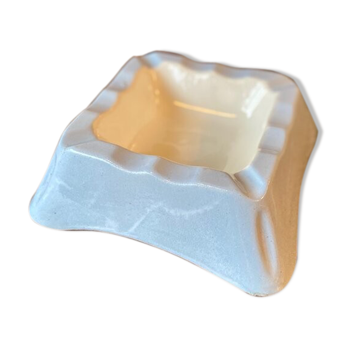 Enamelled earthenware ashtray