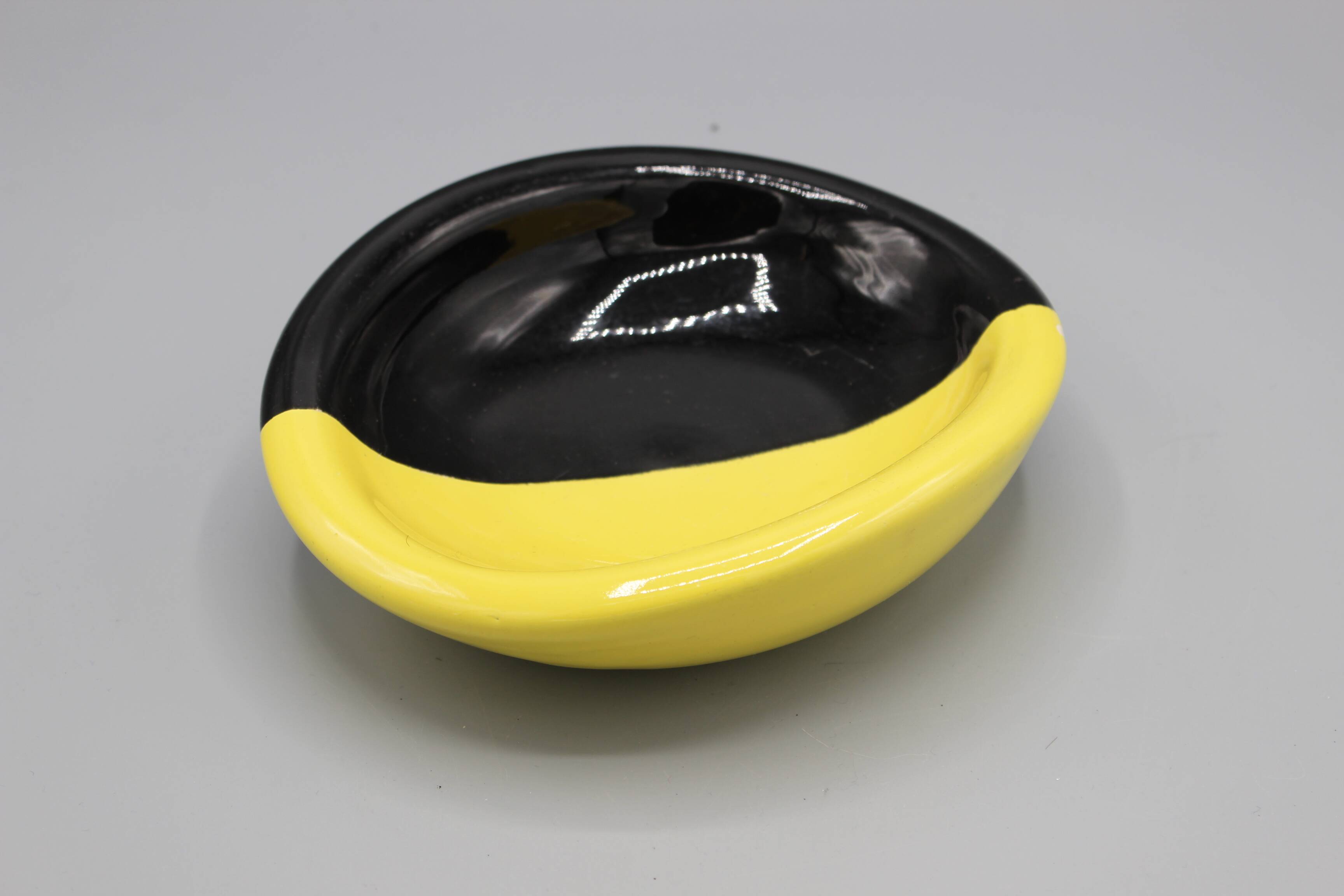 Old ceramic vintage design pocket tray black yellow