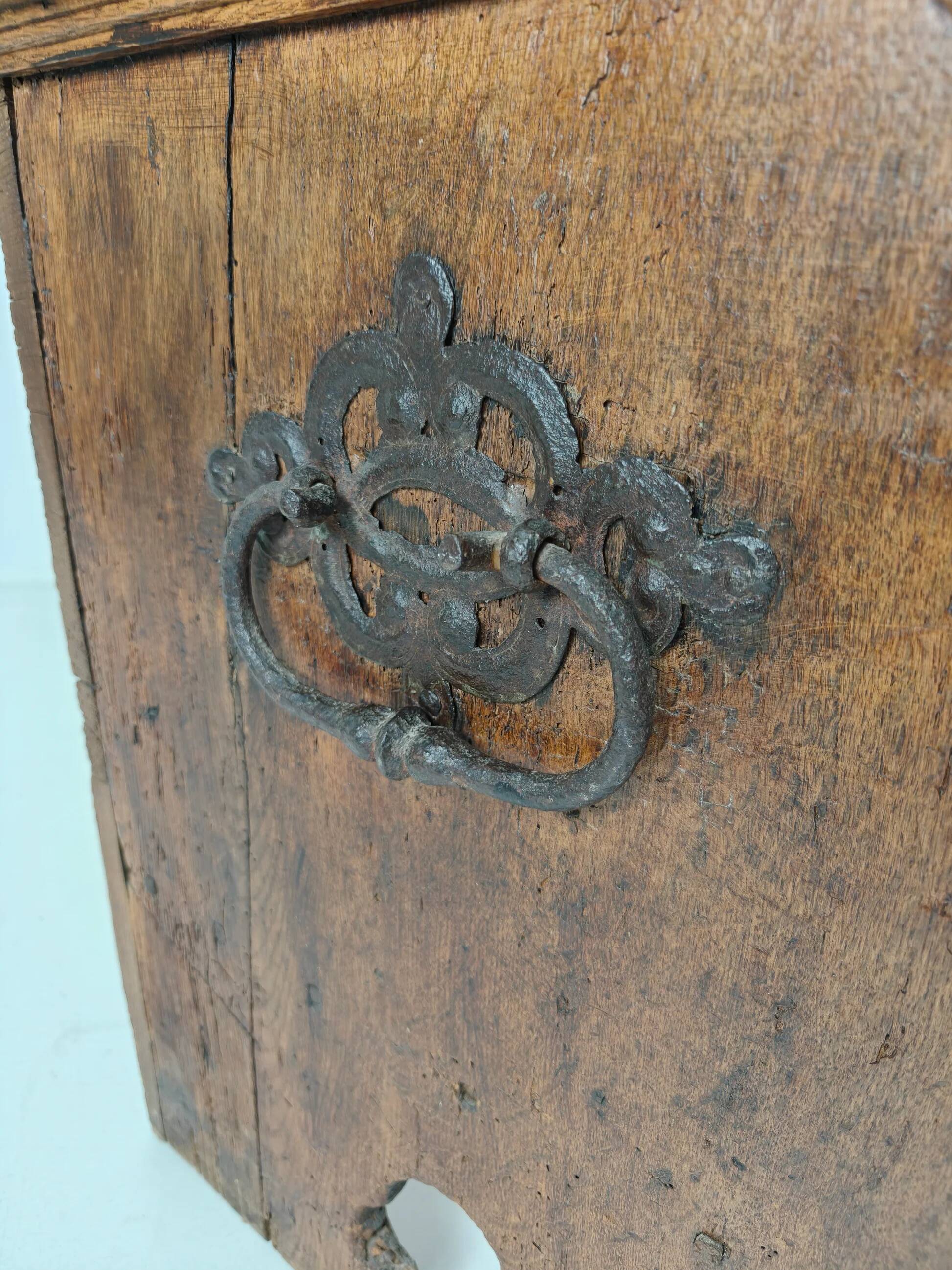 Elegant 18th century oak chest – dated 1756