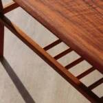 Table basse vintage Everest en noyer – style « planche de surf » (années 60)