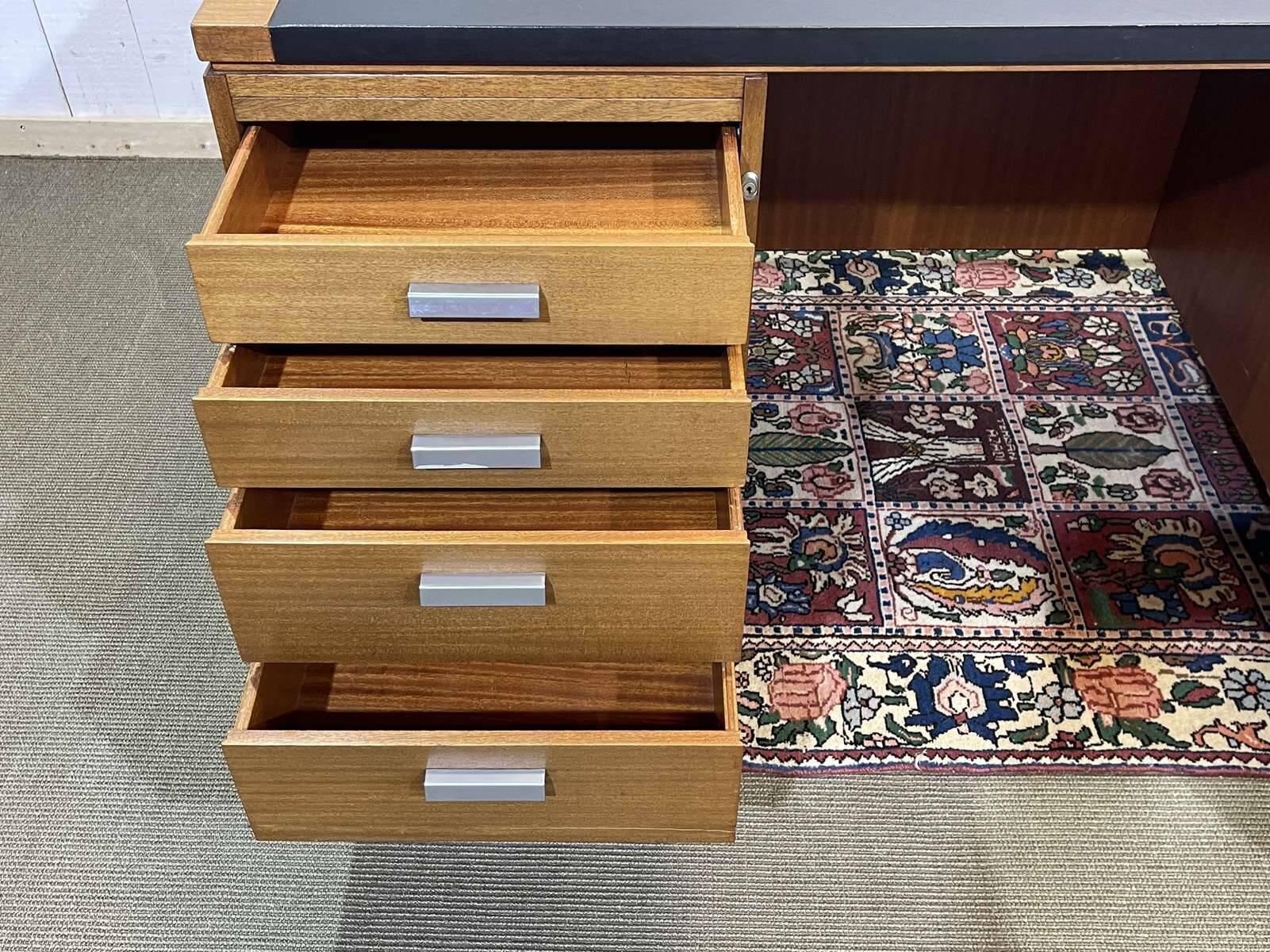 Bureau de direction anglais des années 1970 en acajou