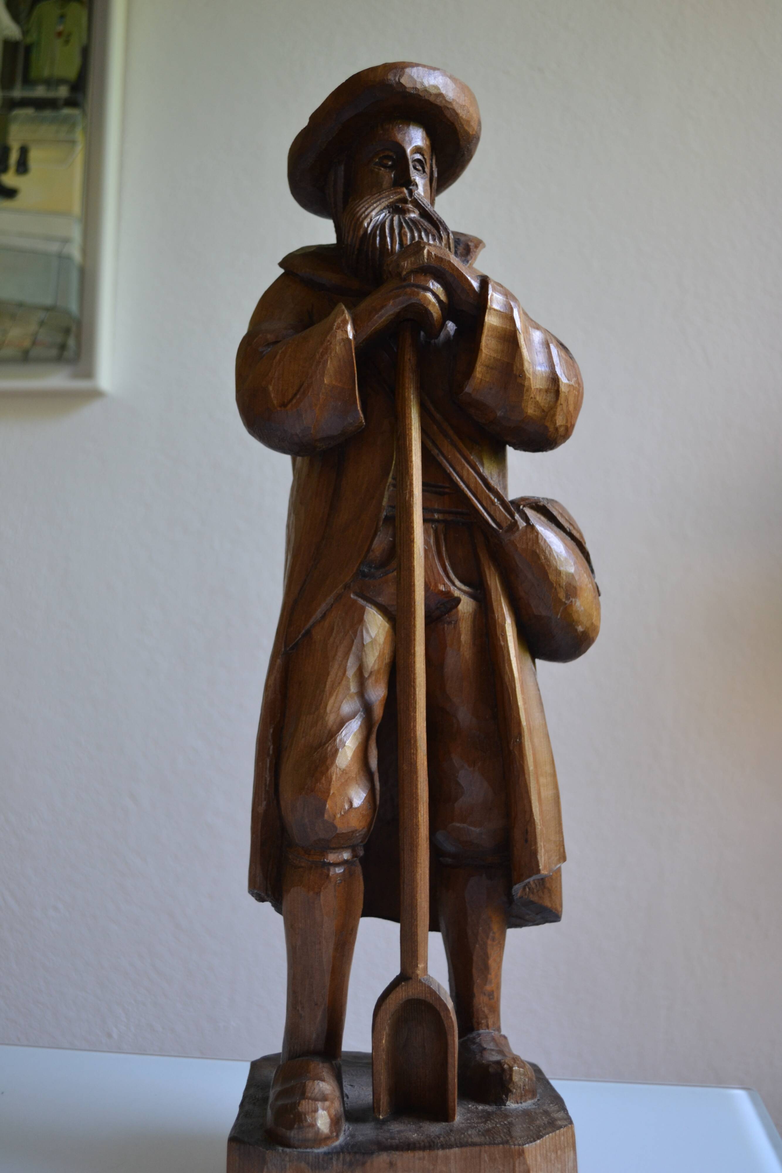 Large wooden sculpture of a man with his grain shovel 52 cm