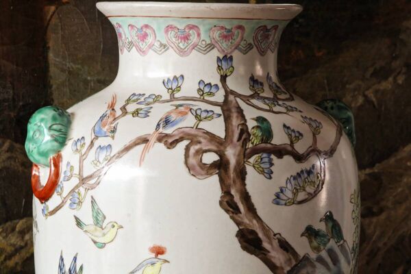 Vase en porcelaine de Chine, paons, oiseaux, arbres, pivoines