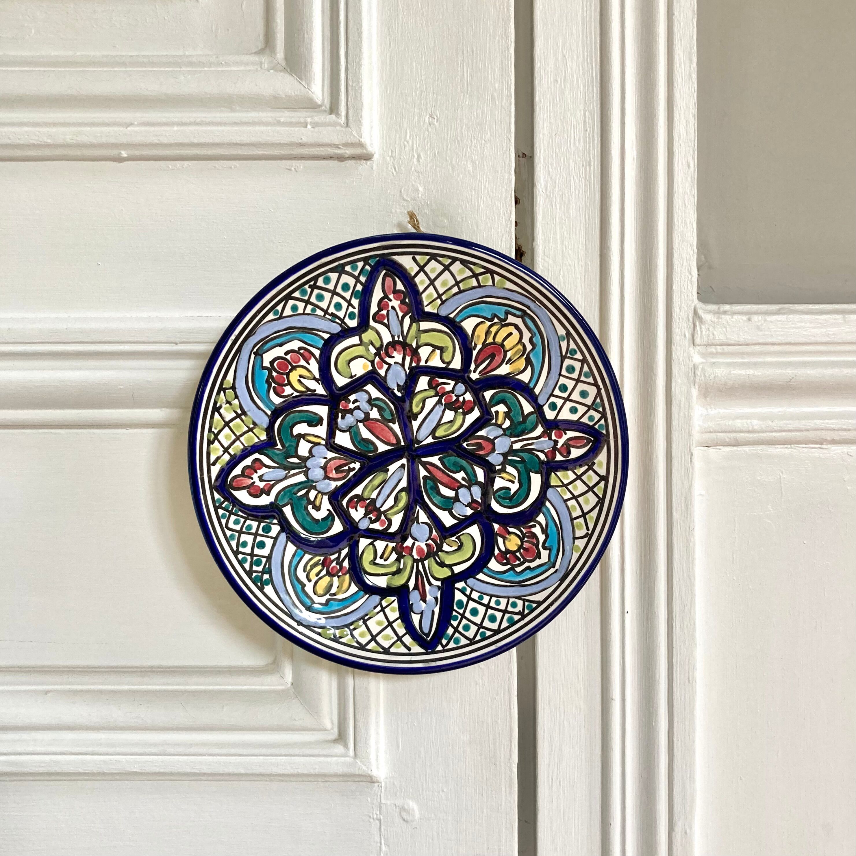 Polychrome decorative ceramic plate