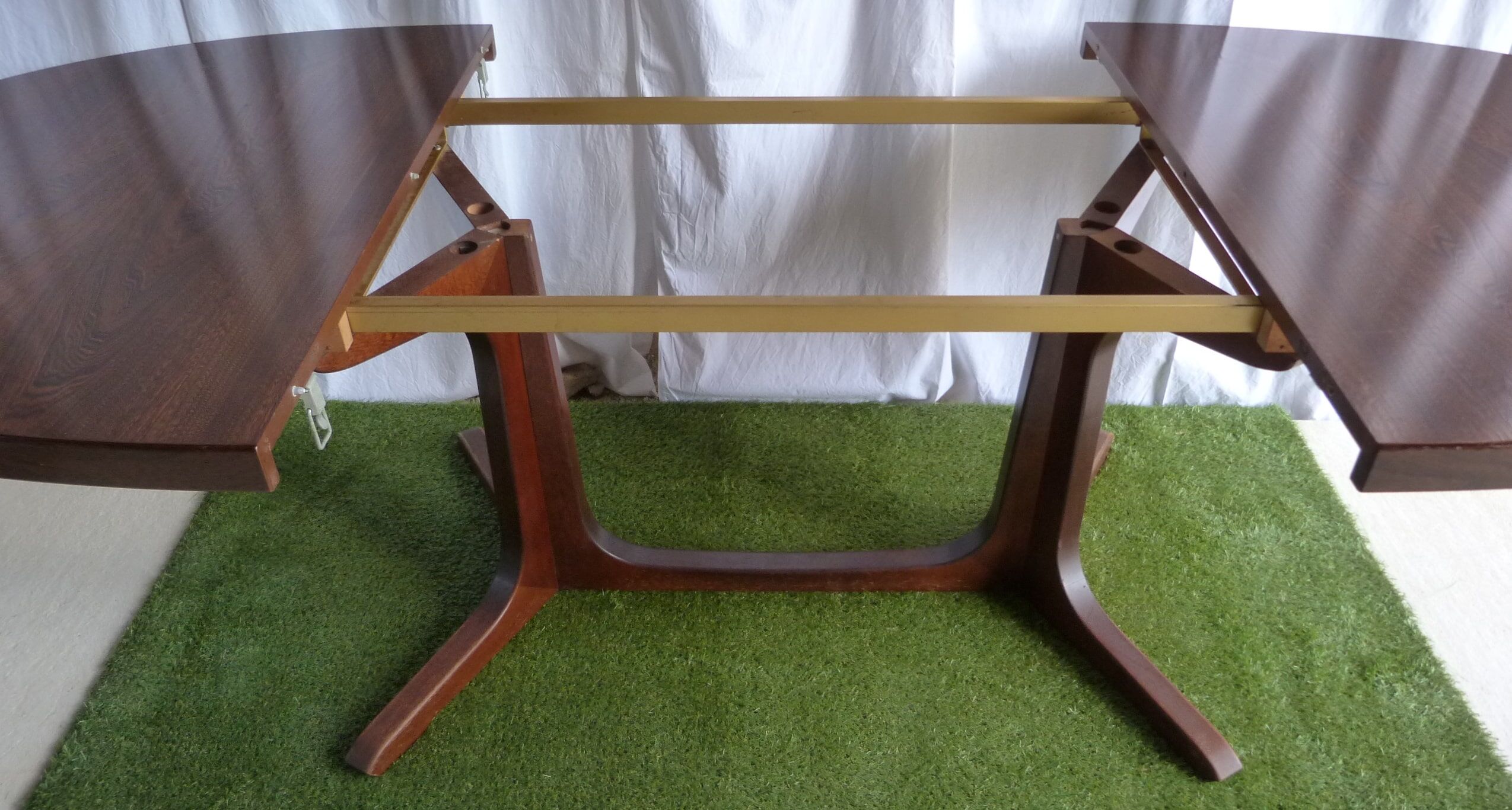 Extendable oval table