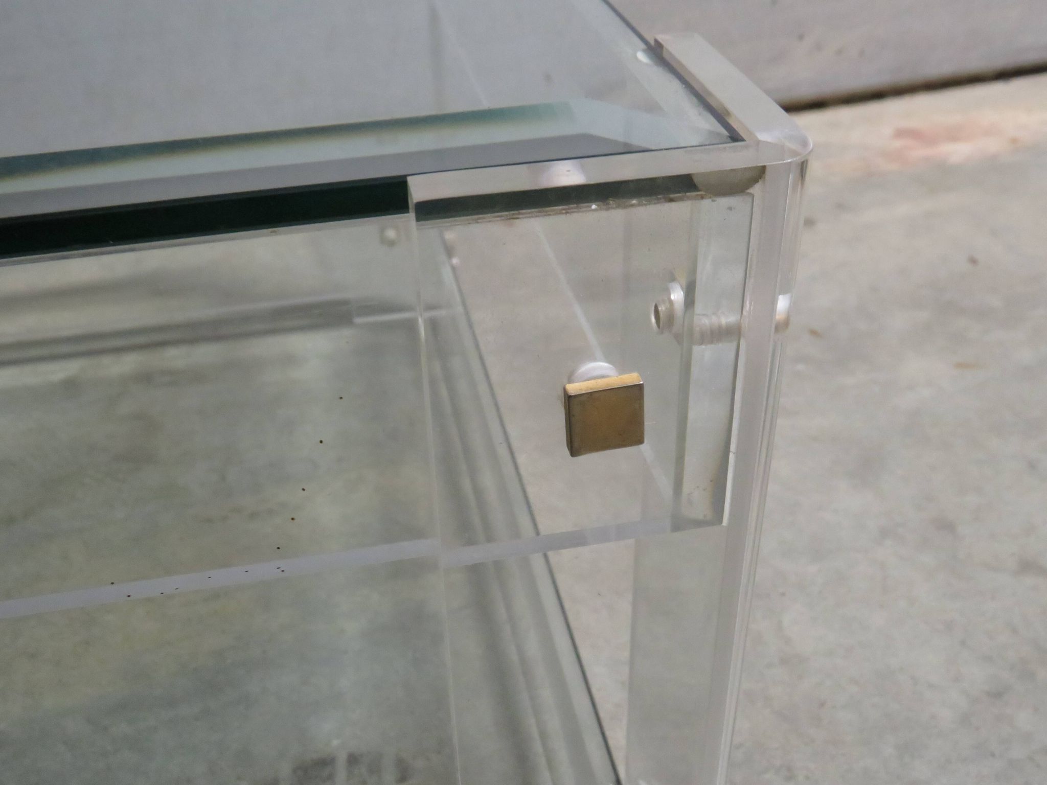 Table basse en acrylique et verre