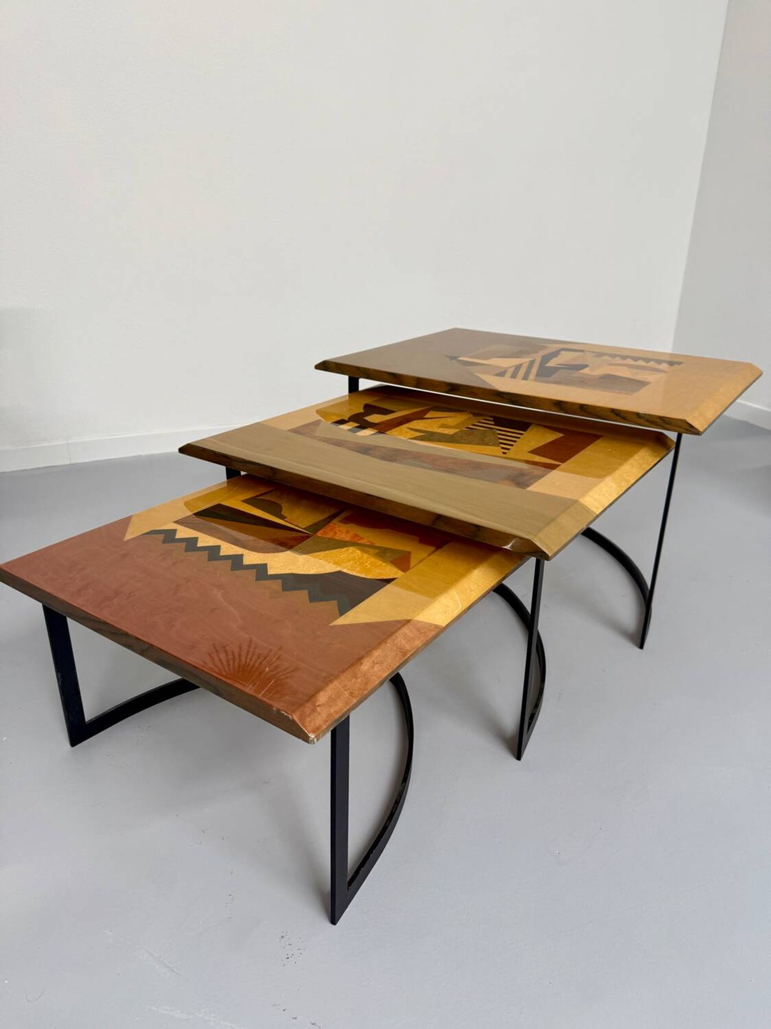 Table basse gigogne marqueterie géométrique design italien vintage