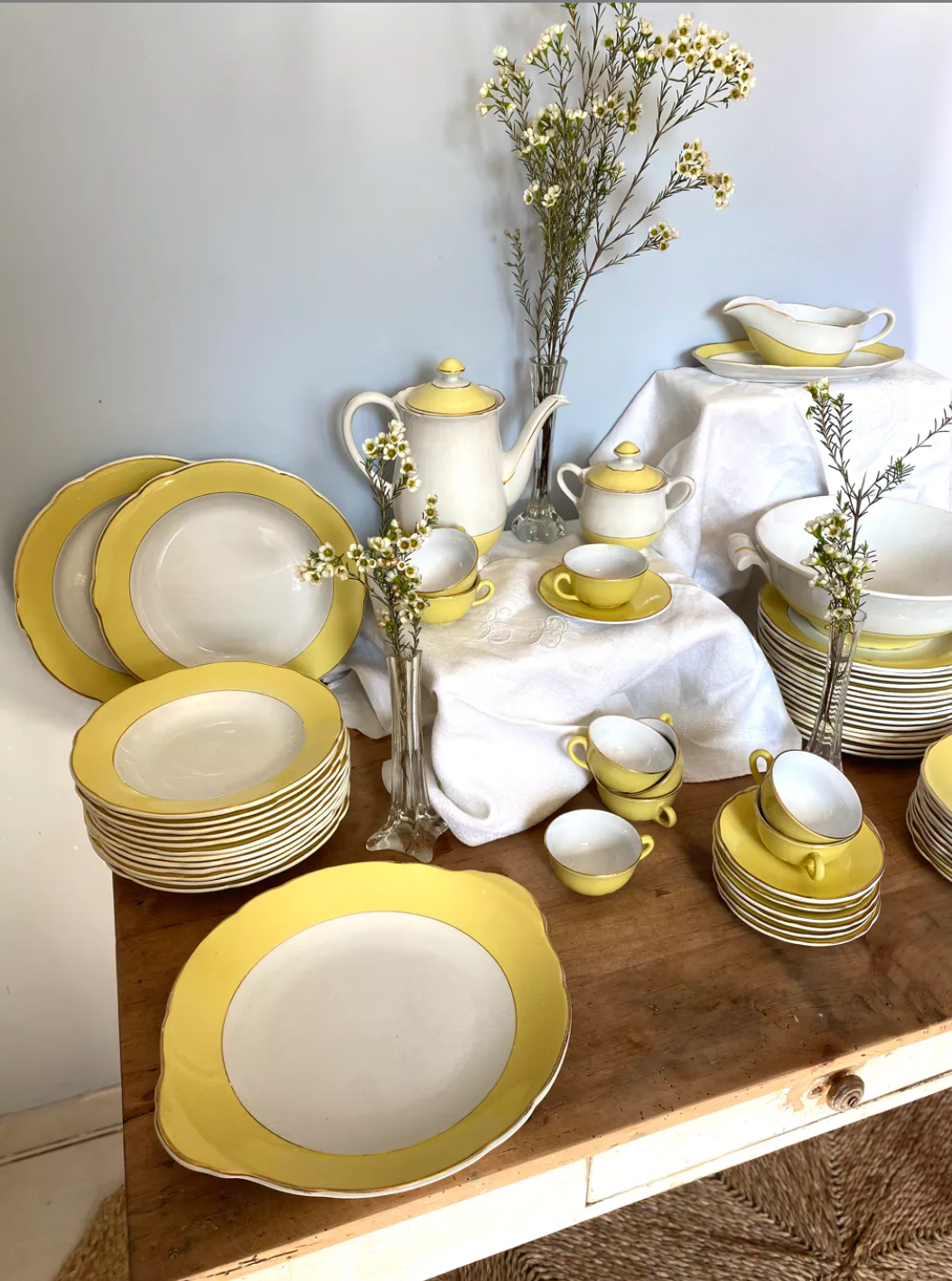 Service de 52 pièces en porcelaine kg luneville, modèle jonquille