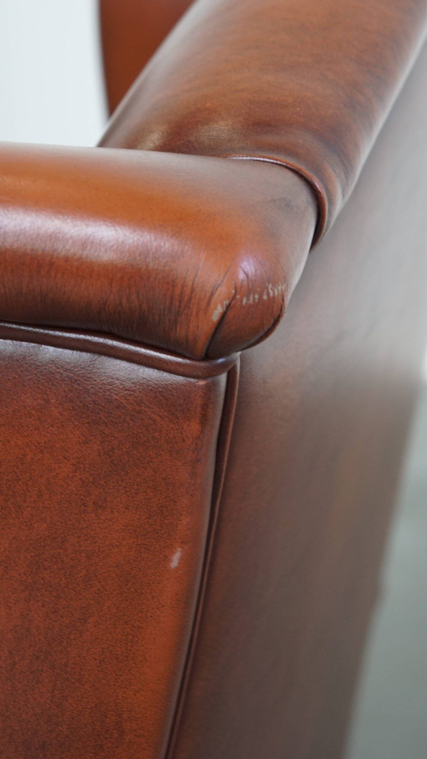 Fauteuil à oreilles de style anglais en cuir de vachette