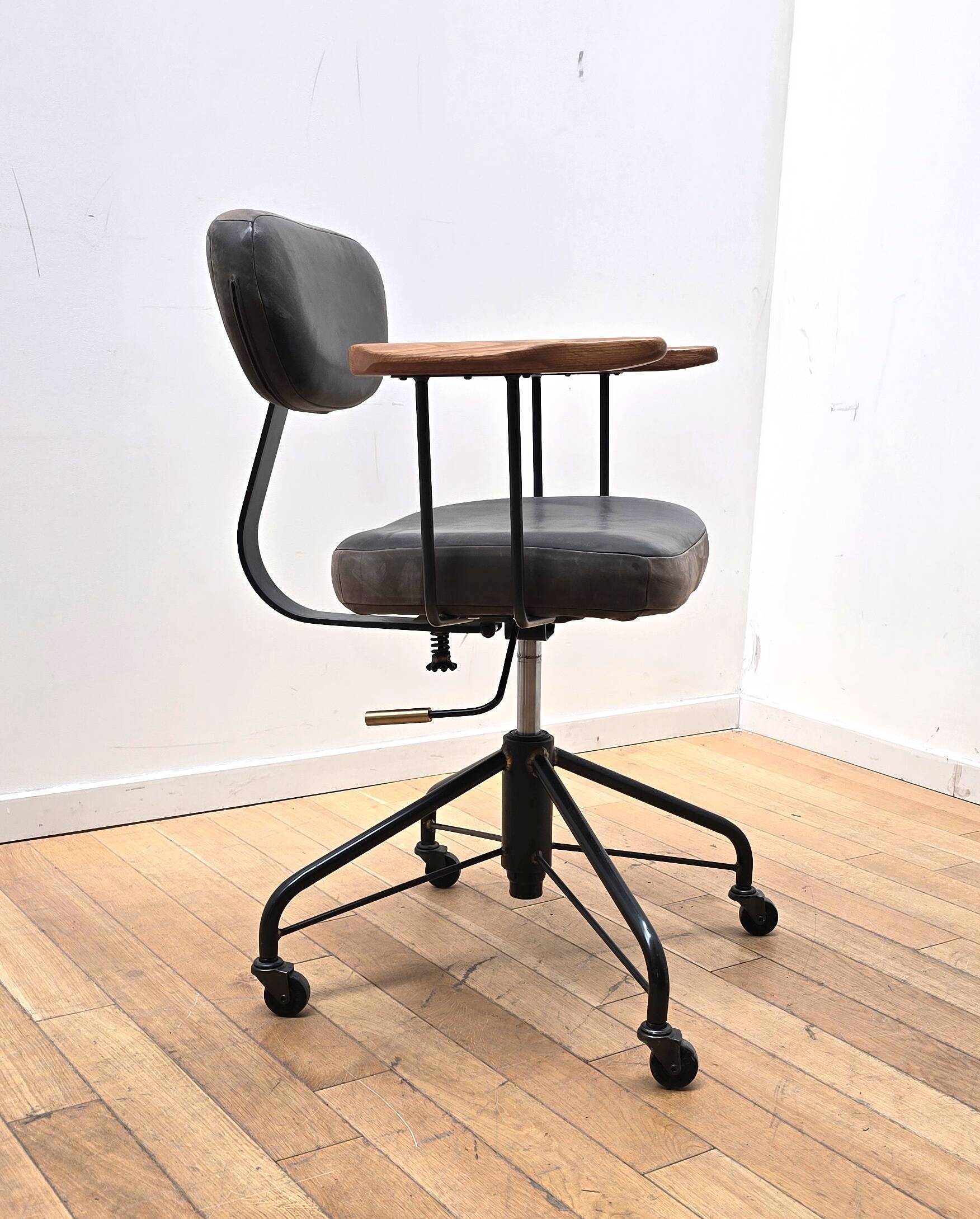 Chaise d'atelier District Eight