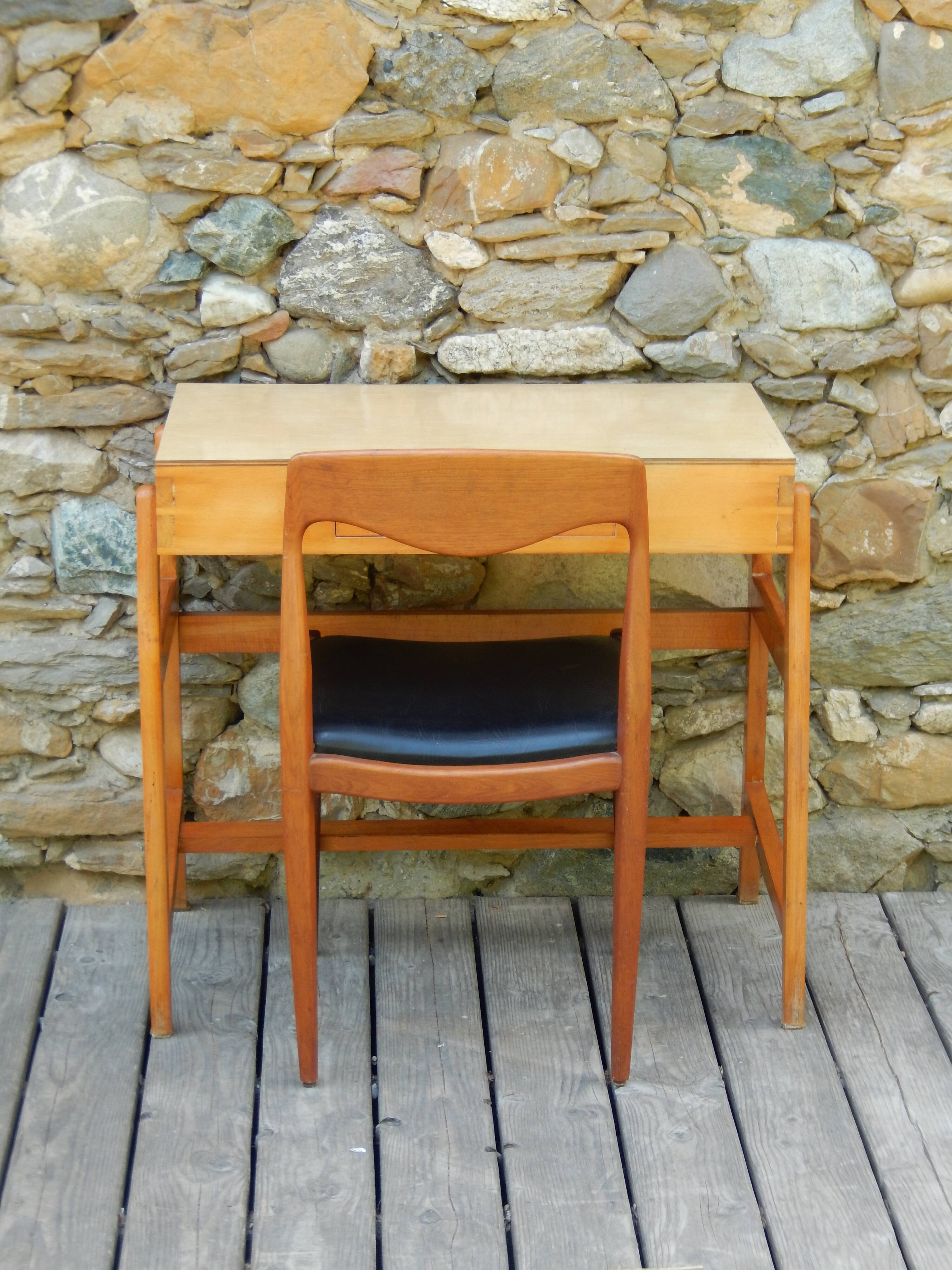 Small desk and vintage Scandinavian chair from the 50s-60s by Niels Otto Möller.