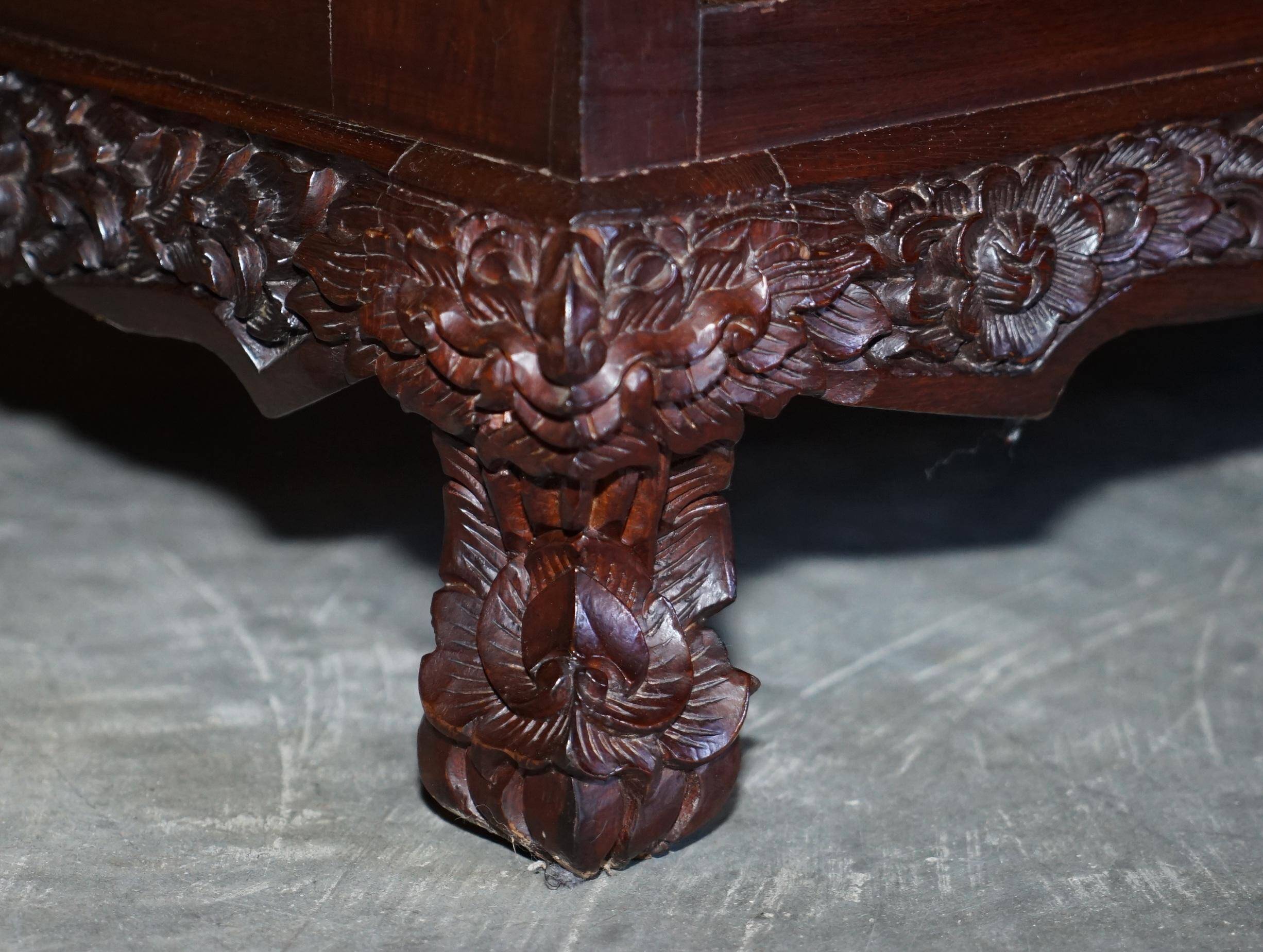Paire de commodes vintage en bois dur sculpté
