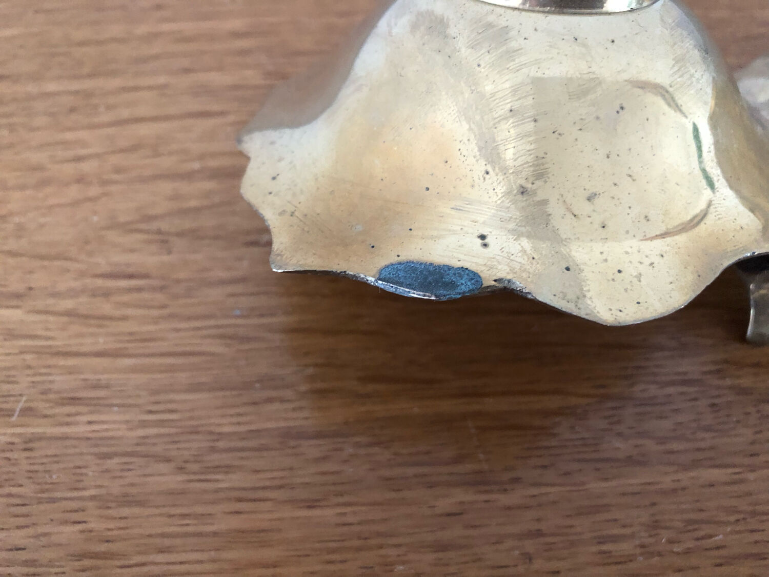 Empty pockets in brass and floral decoration