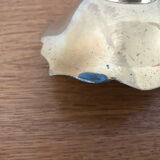 Empty pockets in brass and floral decoration