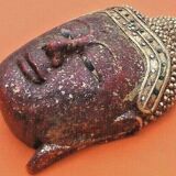 Masque à suspendre visage de bouddha bois polychrome sculpté