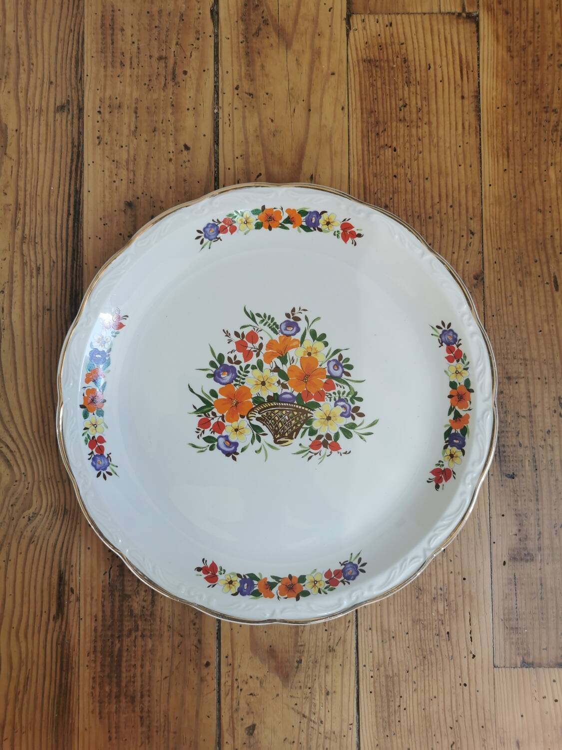 Digoin round dish, basket of flowers