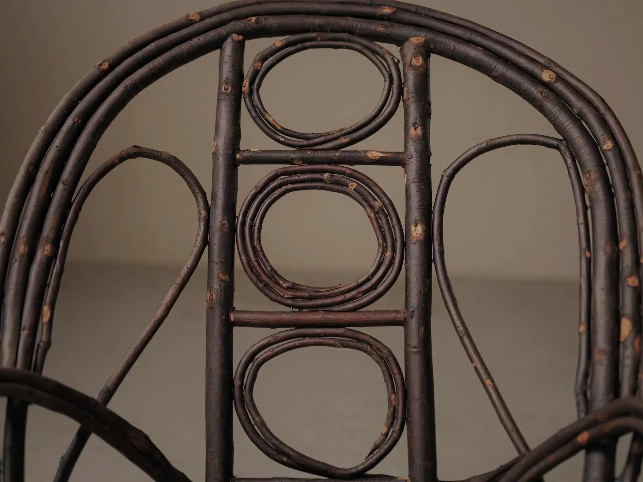 Fauteuil sculptural en bois courbé , Art Populaire, vers 1900