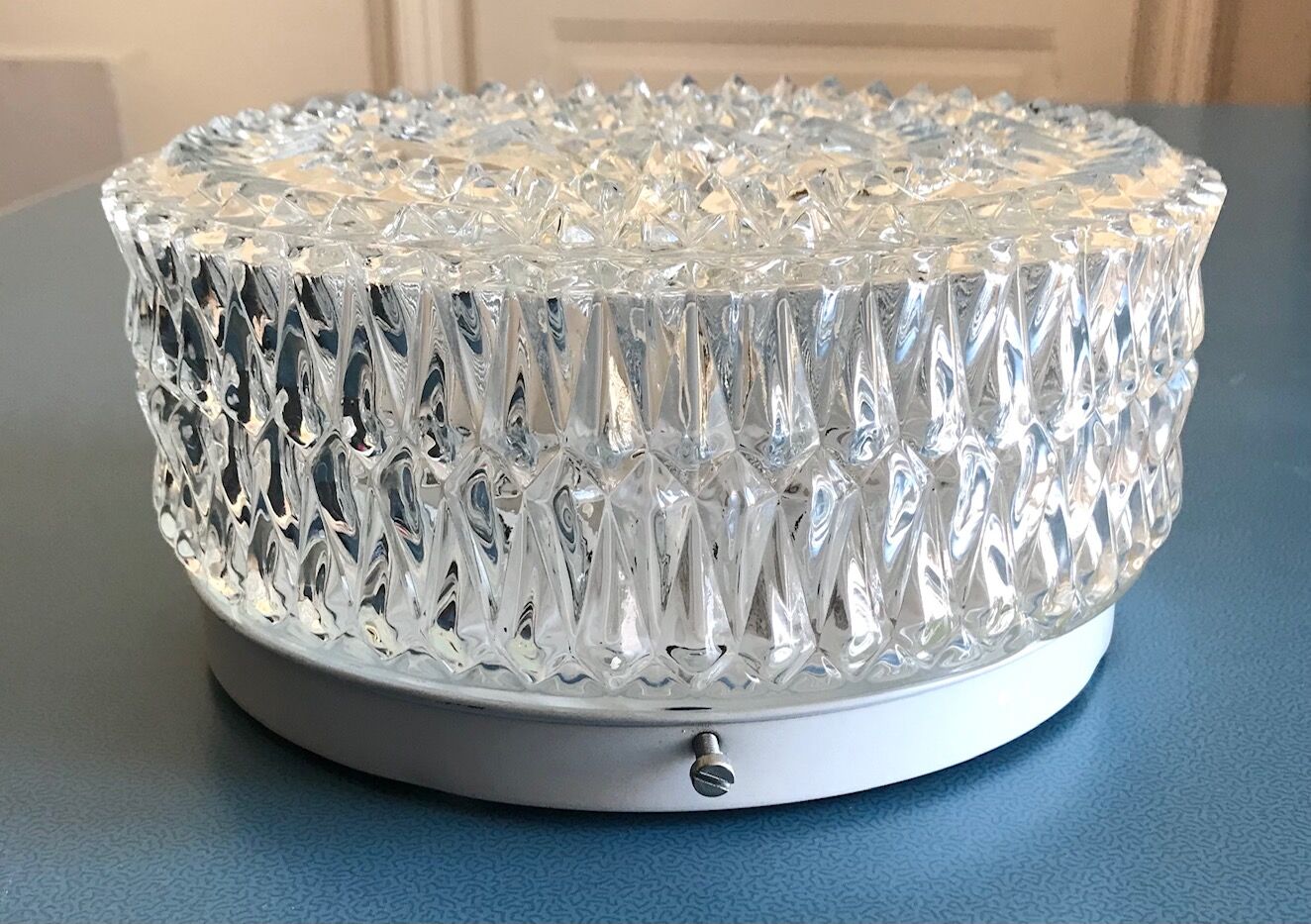 Round ceiling light in chiseled glass