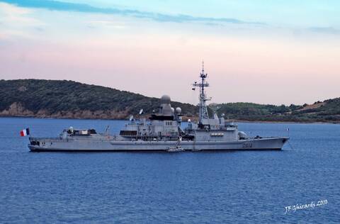 2 Saarinen tulip chairs by Knoll