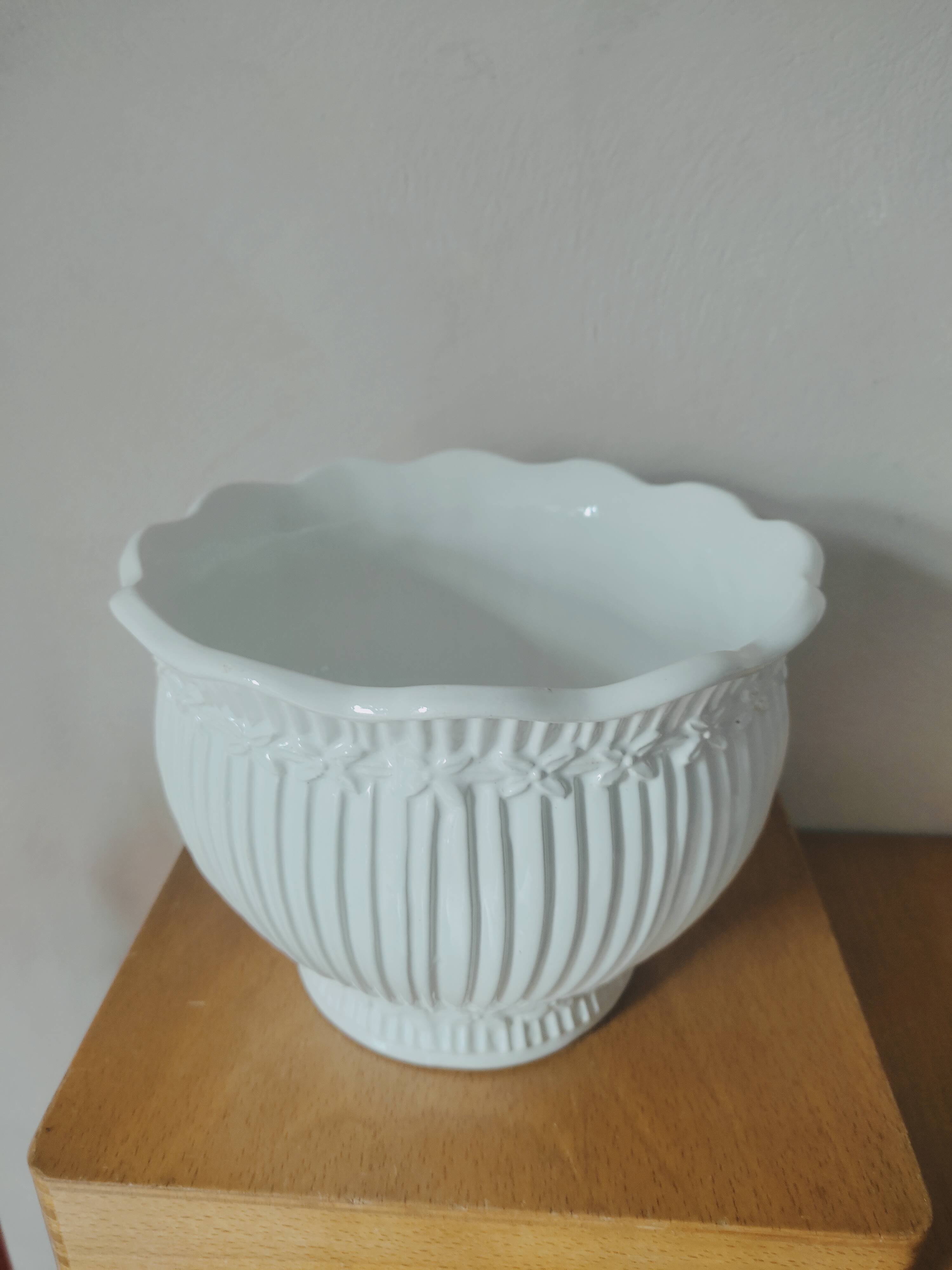 Striated pot cover in white earthenware