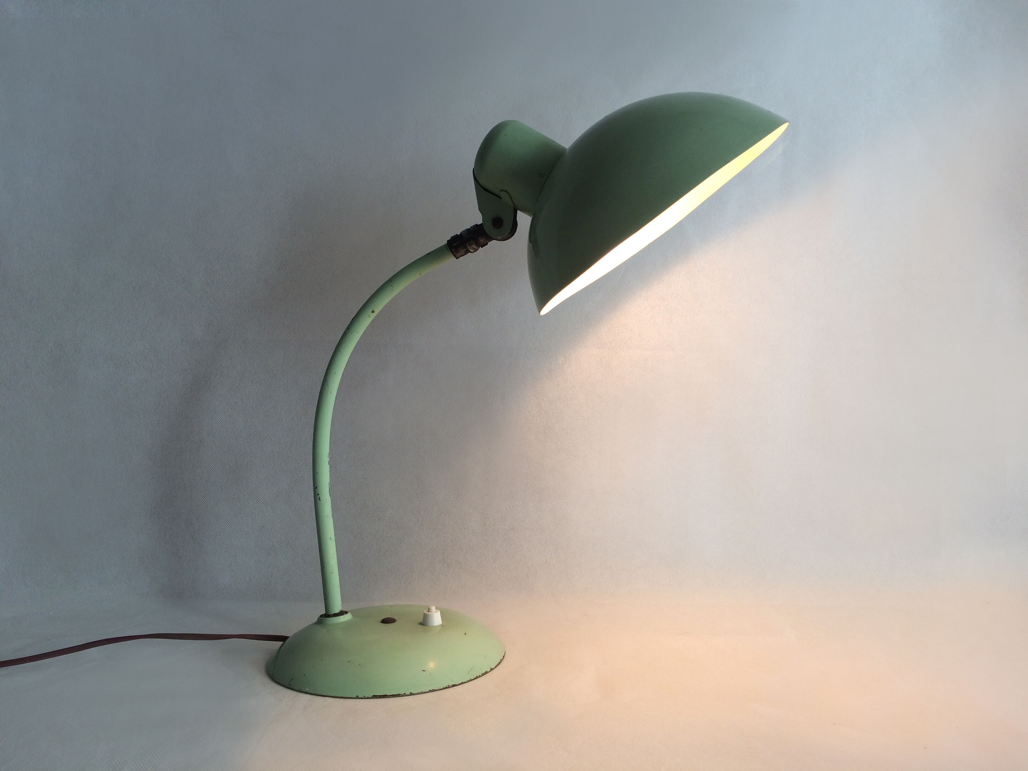 Green metal saucer desk lamp orientable. Year 50