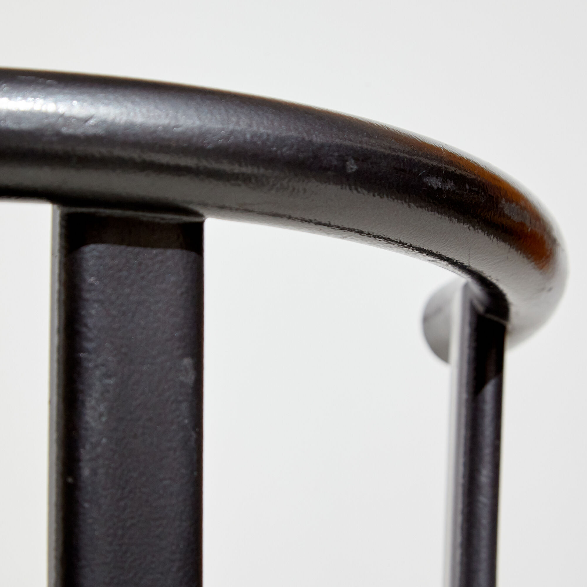 Chaise à cadre métallique de style postmoderne