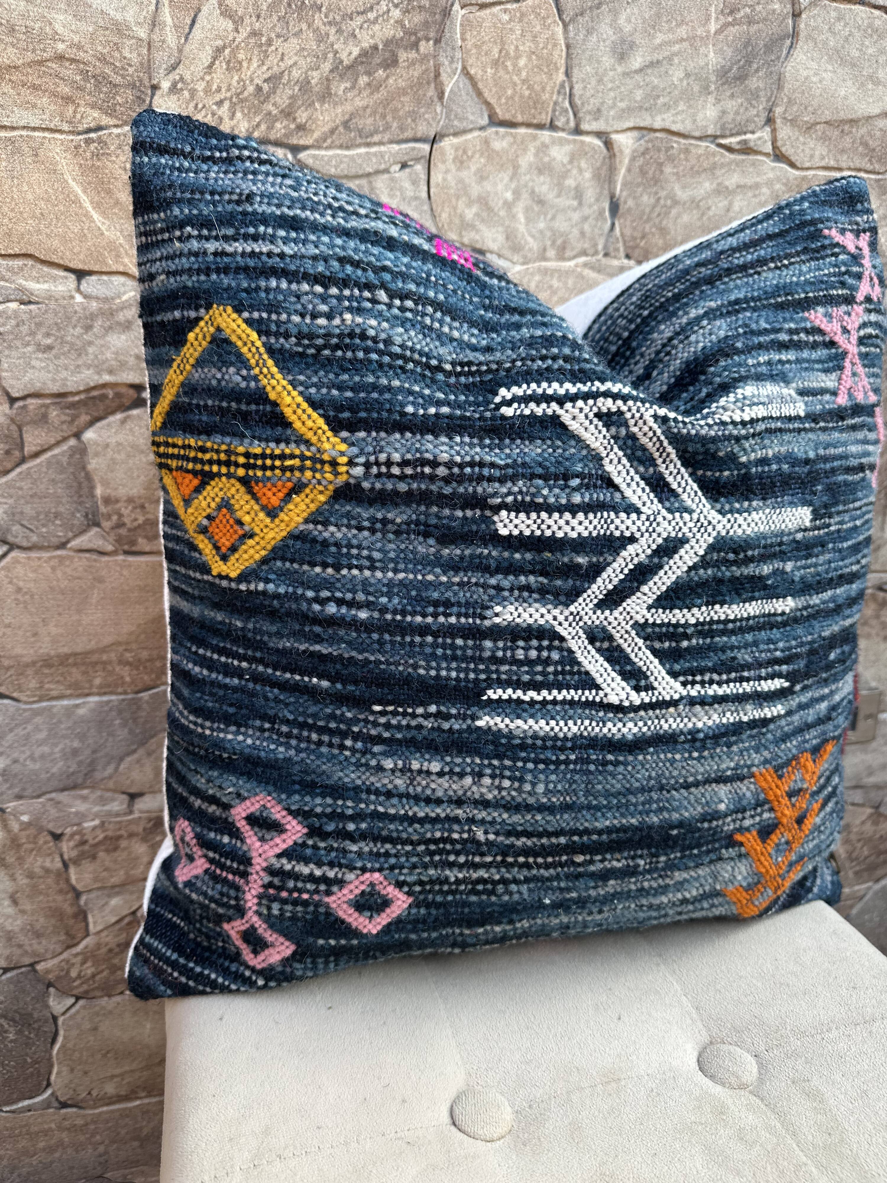 Moroccan Kilim cushion cover: Handmade wool cushion.