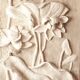 Relief avec des fleurs. Bas-relief avec fleurs. Relief avec des fleurs. Fleurs en relief.