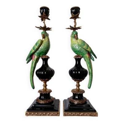 Paire de bougeoirs perroquets en porcelaine et bronze doré – style Louis XVI – 47 cm