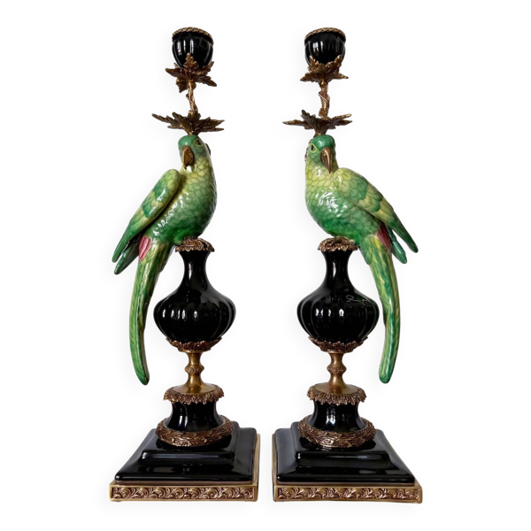 Paire de bougeoirs perroquets en porcelaine et bronze doré – style Louis XVI – 47 cm