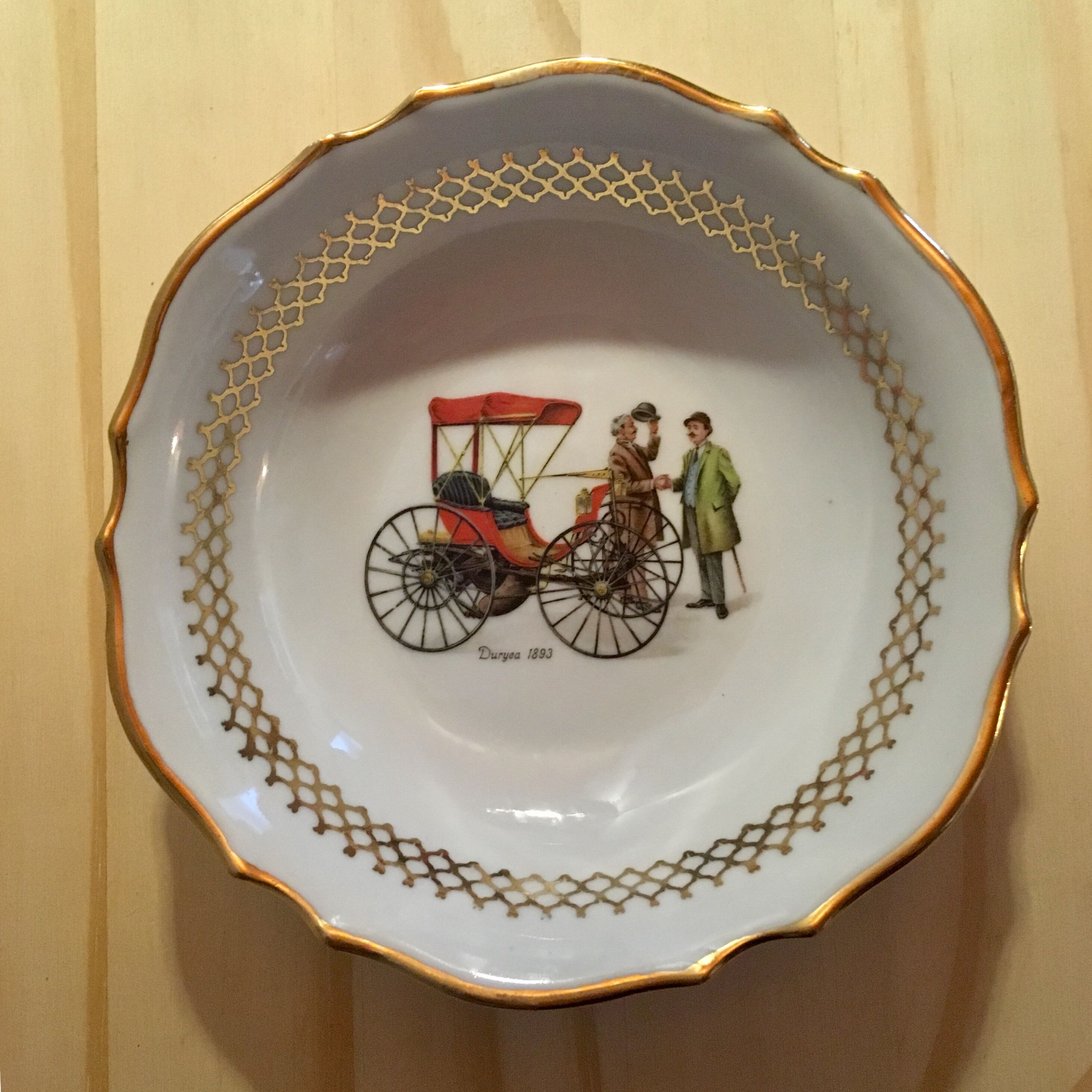 6 small hollow plates in white porcelain pattern vintage cars