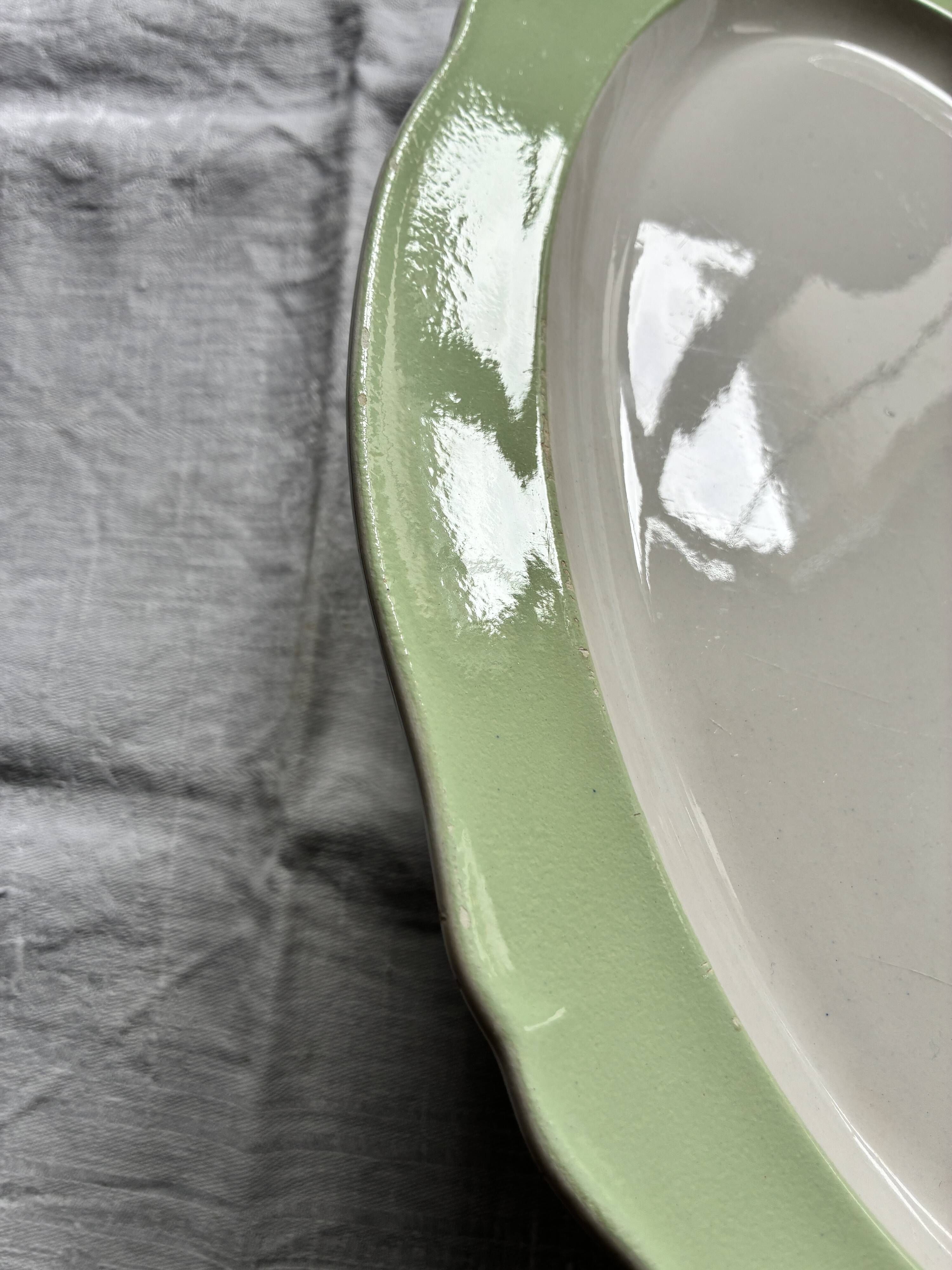 Oval serving dish in earthenware.