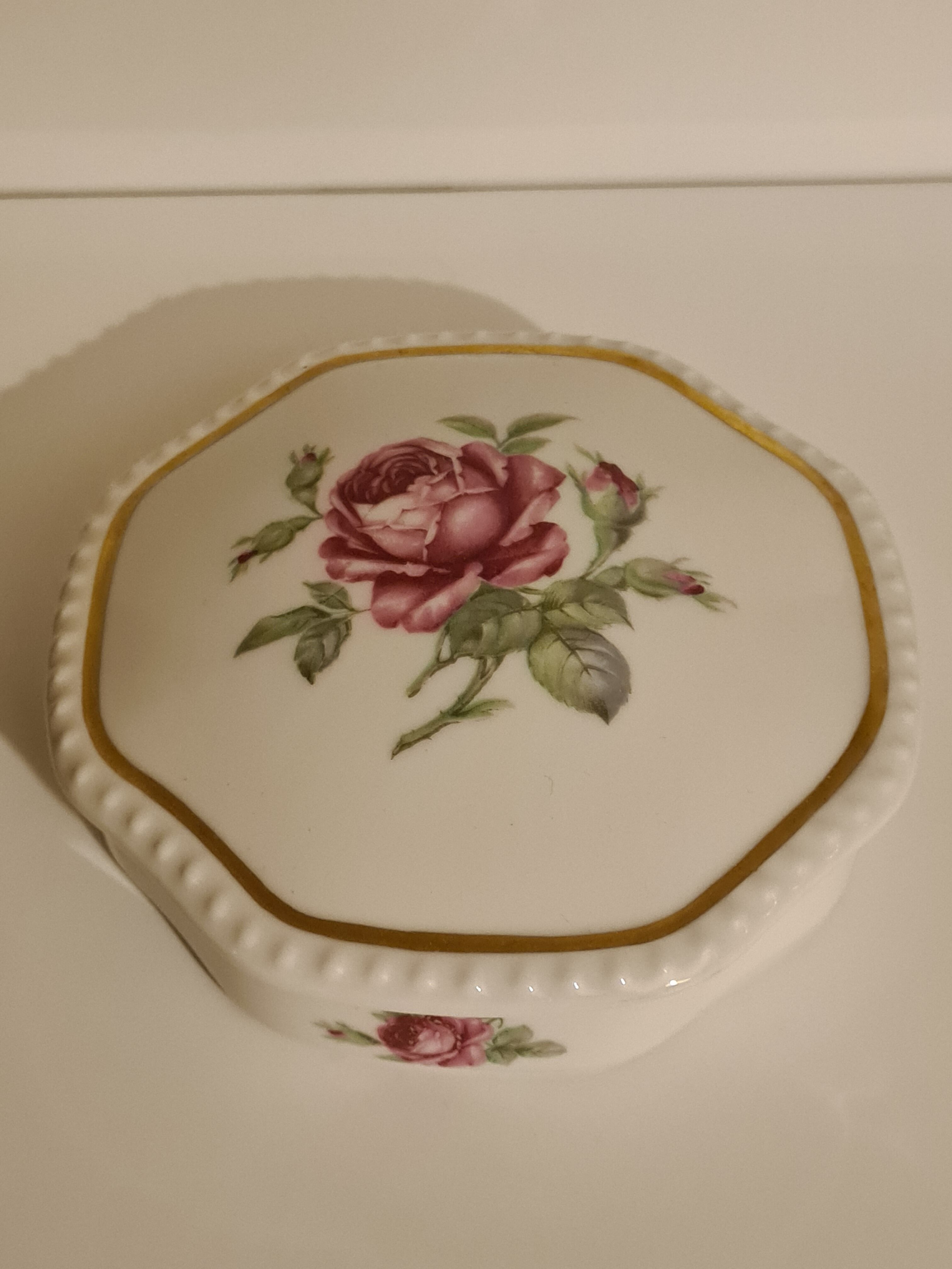 Porcelain box of Limoges RH pink decorations