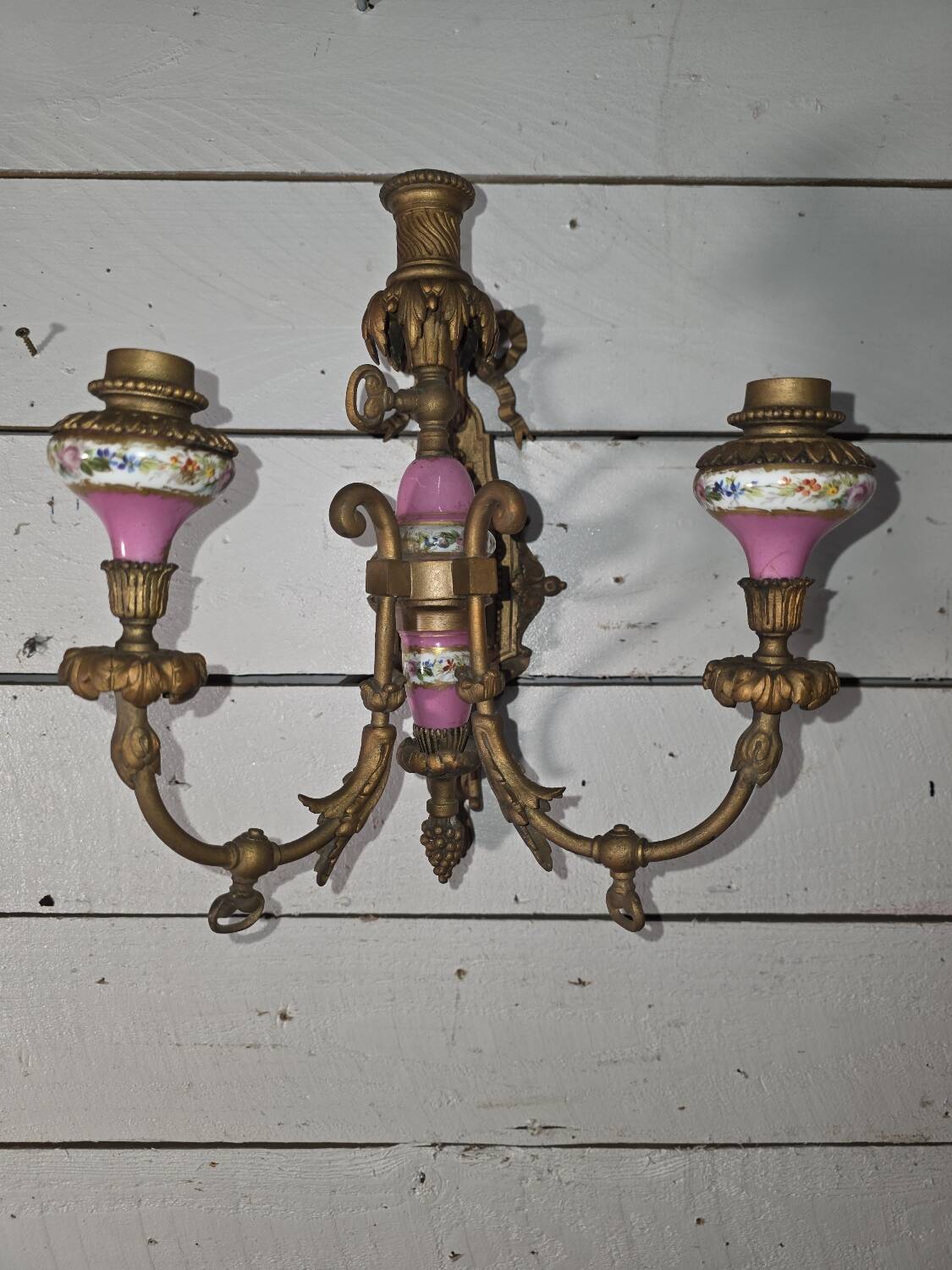 Wall light with 3 flames in bronze and porcelain in Louis XVI style.