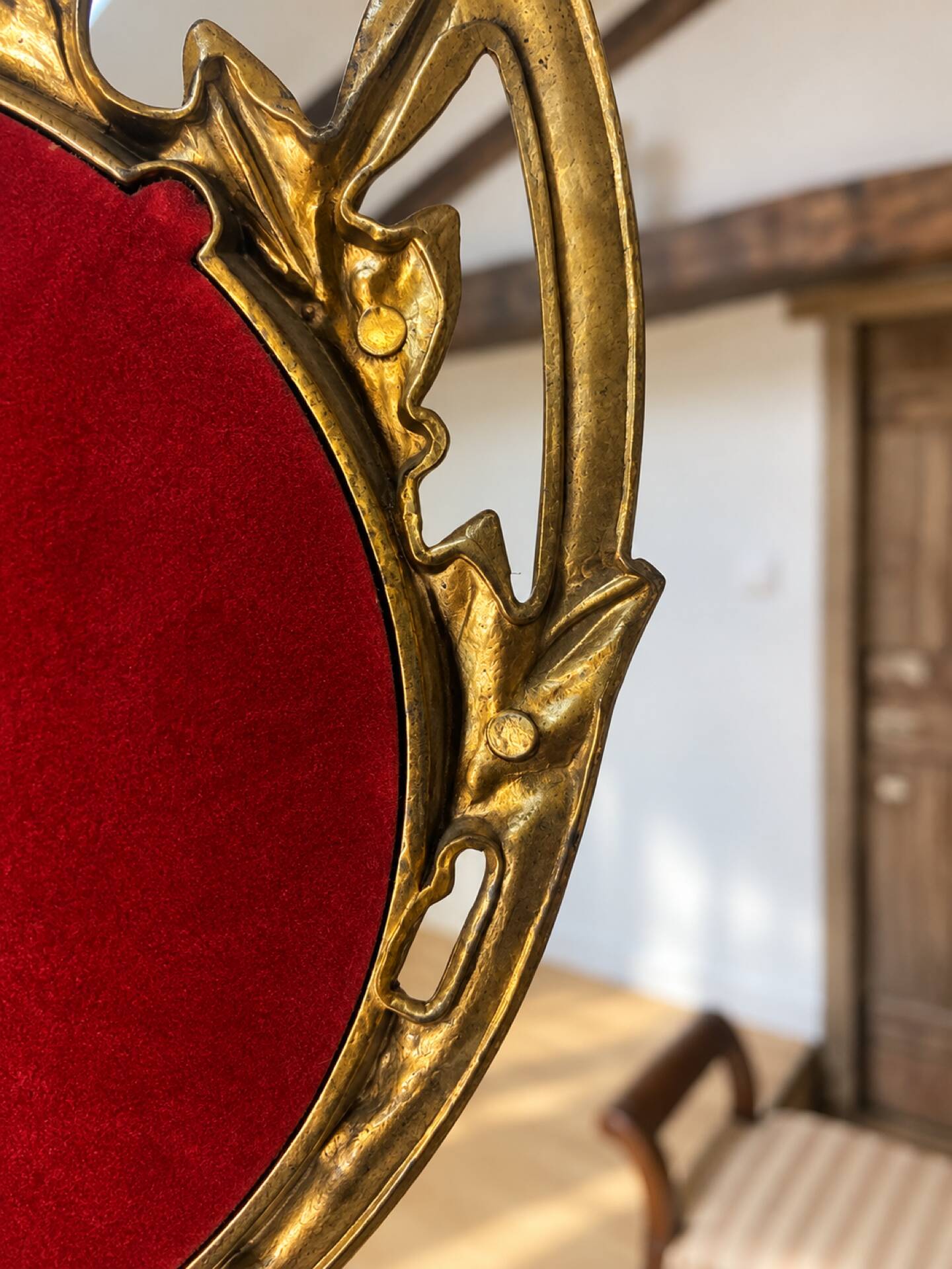Vintage hanging mirror in gold metal and burgundy velvet – 63 × 24 cm