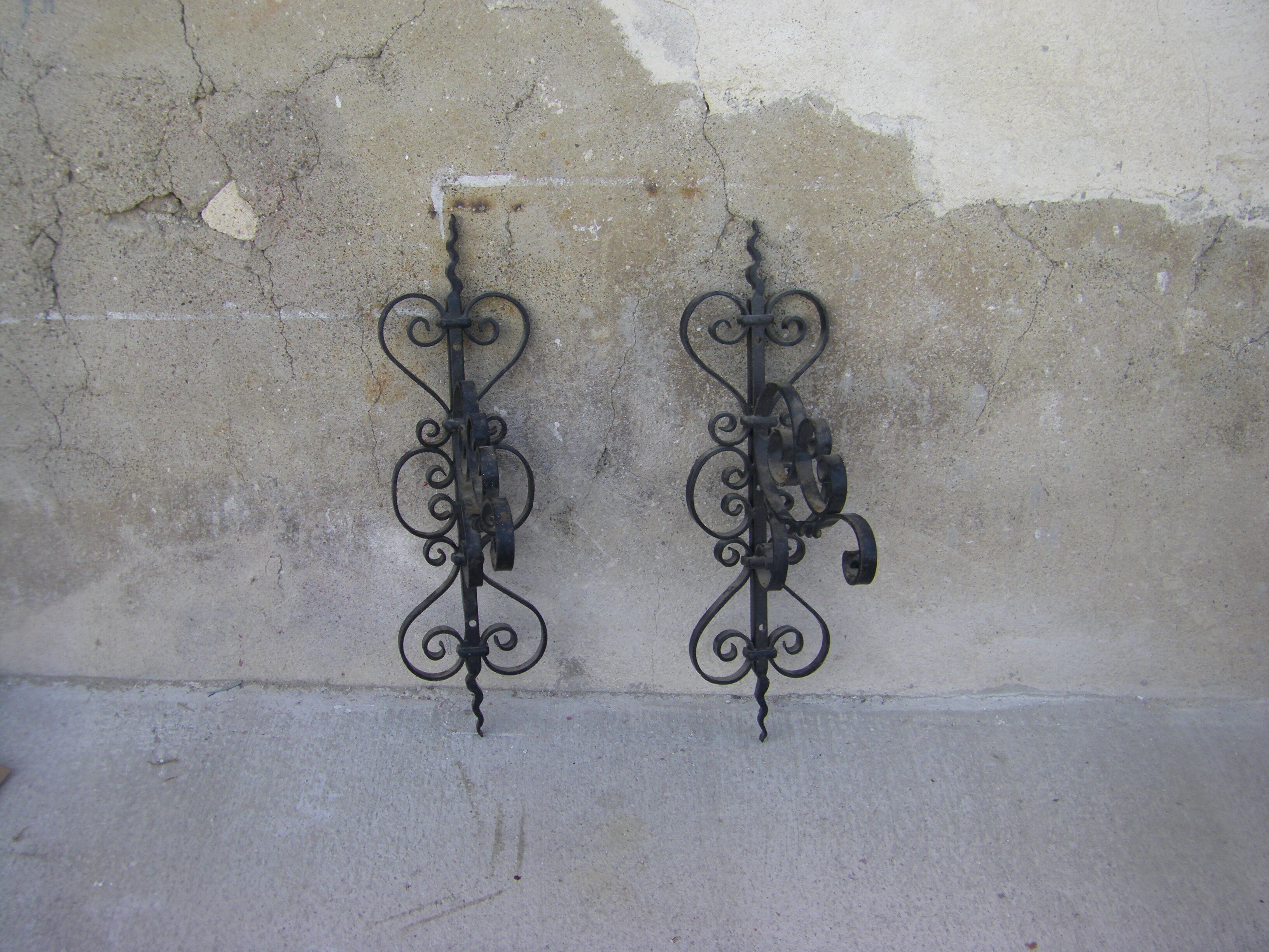 Paire de potences de lanterne de jardin en fer forgé