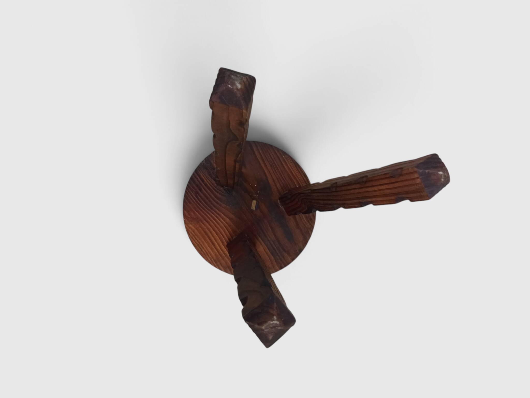 Tabouret tripode brutaliste sculpté -- Bois massif – Années 60