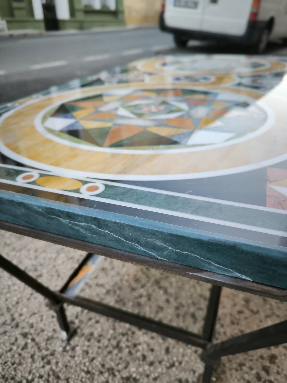 Table basse en mosaïque de marbre et pierres dures
