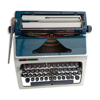 Erika portable typewriter with her briefette - notice and accessories