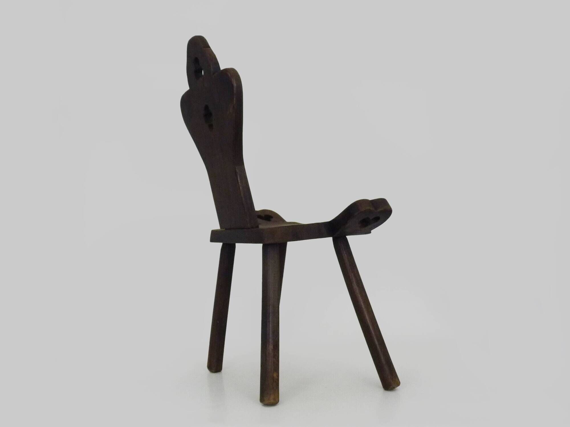 Brutalist tripod chair in raw wood. Solid wood chair. 1960s.