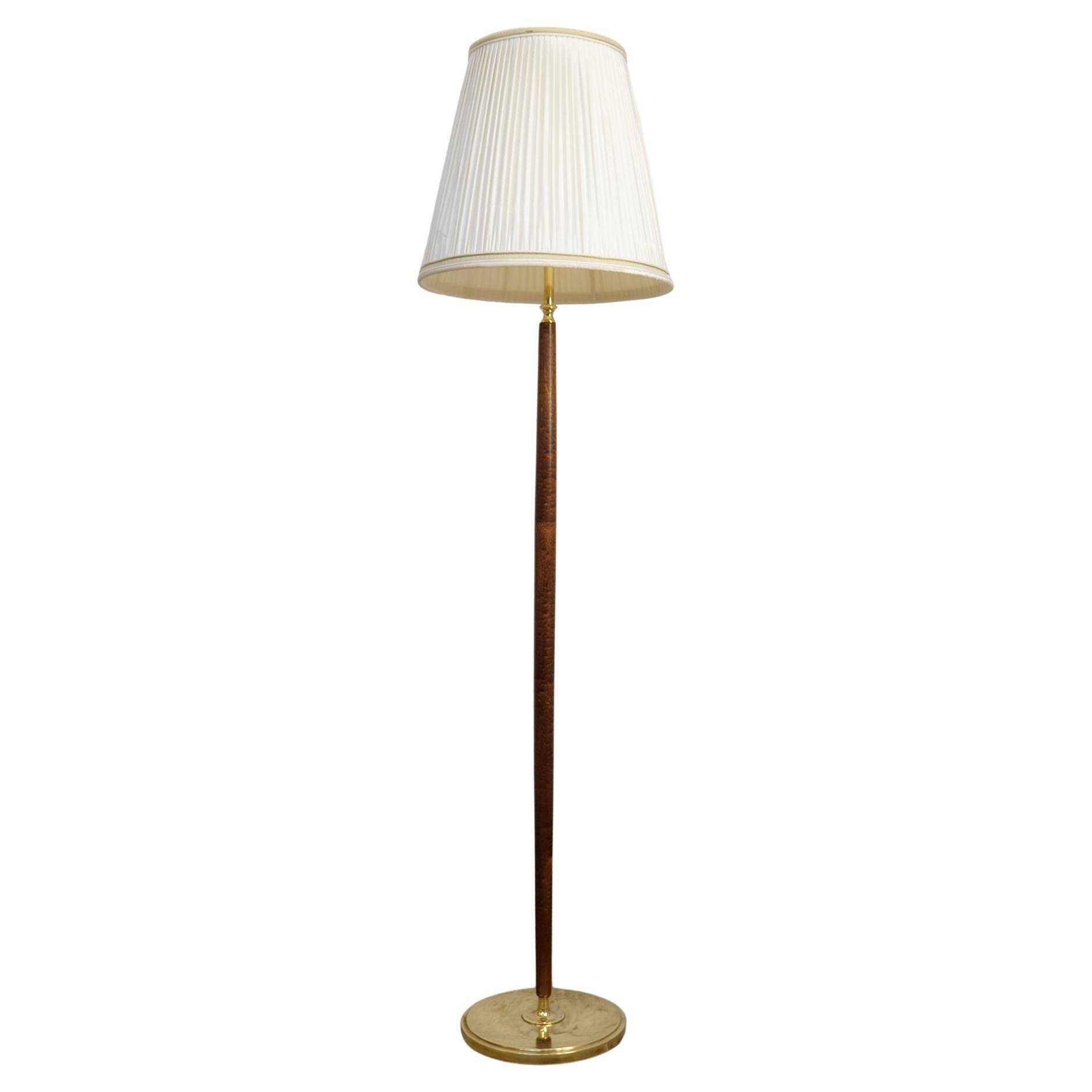 Mid-century floor lamp in brass and polished wood by Böhlmarks, Sweden, 1940s.