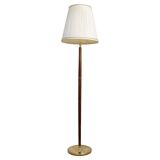 Mid-century floor lamp in brass and polished wood by Böhlmarks, Sweden, 1940s.