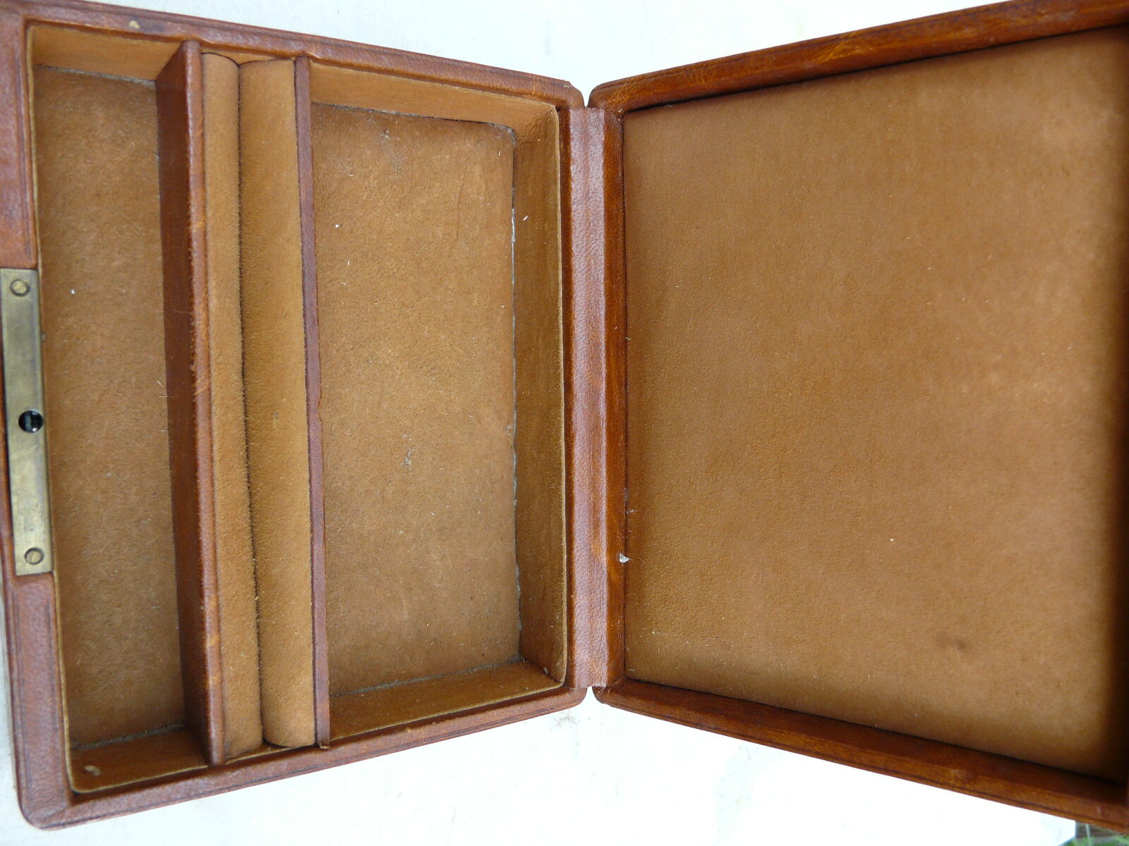 Former jewelry box box box gilded with monogrammed irons AM